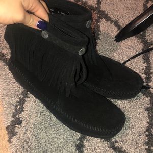 MINNE TONKA SHORT BLACK MOCCASIN FRINGE BOOTS